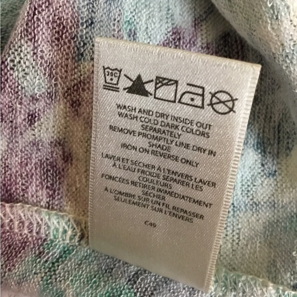 Vanheusen Medium three quarter sleeve lighter weight rounded hem top - Picture 3 of 13